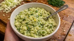 Młoda kapusta z koperkiem jak u mamy — z delikatną zasmażką i kroplą cytryny