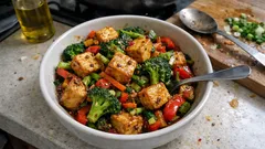 Tofu z pieprzem syczuańskim i warzywami – szybkie stir-fry jak z woka