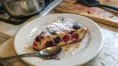 Clafoutis z jeżynami i malinami – waniliowy deser, który zawsze się udaje