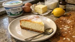 Sernik, który nie opada: prosta technika mieszania i spokojne studzenie krok po kroku