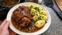 Golonka wieprzowa w gęstym sosie – proste duszenie, mięso rozpada się w ustach