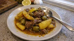 Tajine z jagnięciną, ziemniakami i oliwkami – aromatyczne duszenie krok po kroku