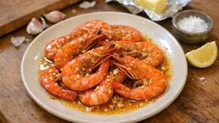 Krewetki w maśle czosnkowym z planchy – szybkie danie z grilla, które zawsze wychodzi