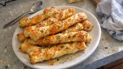 Chrupiące patyczki serowe z ciasta francuskiego – prosty trik na idealne rumienienie