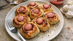 Kwiatki z ciasta do pizzy i kiełbasy – szybka, chrupiąca przekąska na imprezę