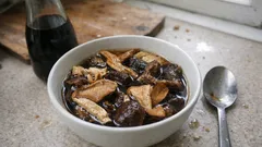 Suszone grzyby bez goryczki: namaczanie z odrobiną sosu sojowego