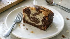 Marmurkowe ciasto jogurtowe z bananem i kakao – wilgotne i proste „na kubeczki”