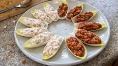 Chrupiące łódeczki z endywii – szybka przekąska z surimi i tuńczykiem