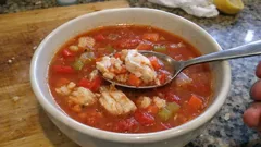 Wigilijna zupa rybna z pomidorami i warzywami – sycąca alternatywa dla barszczu