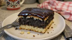 Wilgotny makowiec na biszkoptowym spodzie – z prostą polewą czekoladową