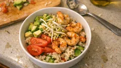 Sałatka ryżowa z krewetkami i awokado – lekka i elegancka w 20 minut