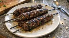 Kafta po libańsku z jagnięciny – soczyste szaszłyki z grilla, które zawsze trzymają kształt