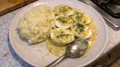 Jajka w sosie musztardowym jak w domu – szybki obiad z prostych składników