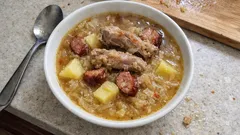 Kapuśniak z kiszonej kapusty z głębokim smakiem – prosty trik na start