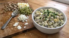 Sałatka z pieczarkami, jajkiem i ogórkiem kiszonym – kremowa i gotowa bez wysiłku