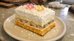 Owocowy torcik z bananami i dwoma kremami – delikatny biszkopt z ponczem pomarańczowym