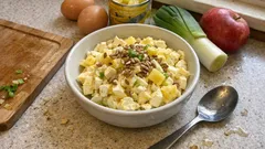 Sałatka jajeczna z ananasem i słonecznikiem – kremowa, chrupiąca i szybka