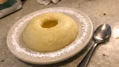 Âssida tunisienne z semoliny – proste, rozgrzewające danie z oliwą i cukrem pudrem