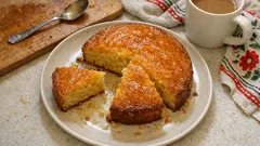 Proste ciasto pomarańczowe z gorącym syropem – wilgotne i gotowe bez komplikacji