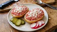 Metka na pieczywie jak w Niemczech: prosto, świeżo i z cebulką