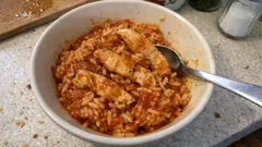 Ryż w sosie pomidorowym z kurczakiem z Cookeo – szybki obiad z jednego garnka