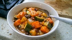 Warzywny tadżin z batatów i rodzynkami – aromatyczny obiad z jednego garnka