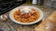 Makaron w 10 minut: spaghetti z gotowym sosem pomidorowo-mięsnym i parmezanem