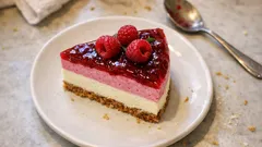 Bawarois z malinami i białą czekoladą – elegancki deser bez pieczenia, krok po kroku