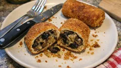 Krokiety z kapustą i grzybami z pieczonym czosnkiem i śliwką – idealne na Wigilię