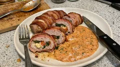 Polędwiczka wieprzowa faszerowana mozzarellą i pomidorami confit, owinięta boczkiem – prosty przepis