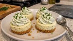 Mini serniki z kremem ziołowym na talerzu, kuchnia w tle, apetyczny deser