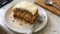 Hawajskie ciasto marchewkowe z ananasem i kremem – wilgotne i wysokie