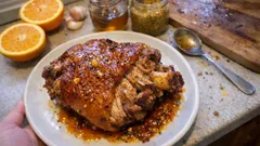 Świąteczna golonka w miodowo-pomarańczowej marynacie – miękka i aromatyczna