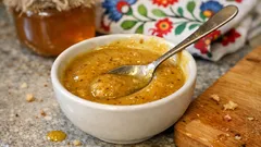 Sos miodowo-wrzosowy z musztardą – gotowy w 5 minut, idealny do serów i warzyw