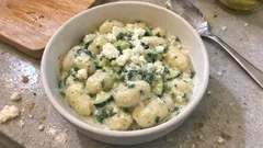 Kremowy sos z cukinii i koziego sera do gnocchi – szybki obiad w 20 minut