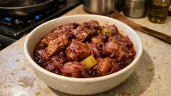 Łopatka wieprzowa pieczona z czerwoną cebulą i żurawiną – soczysta i aromatyczna