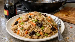 Wok z kurczakiem i vermicelli – szybki obiad z warzywami, gotowy na jednej patelni