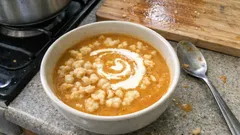 Kujawska bania z zacirkami – kremowa zupa z dyni, która naprawdę syci