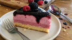 Tort z musem malinowym i polewą jeżynową – lekki deser, który robi wrażenie