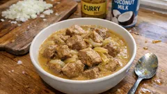 Wieprzowina sauté w kremowym curry z mleczkiem kokosowym – szybki, rozgrzewający obiad