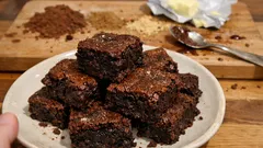 Piernikowe brownie – wilgotne w środku, mocno czekoladowe i gotowe w 25 minut