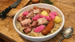 Choucroute z kiszonej rzepy – jednogarnkowy obiad z wędzonkami i winem