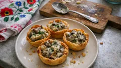 Chrupiące koszyczki z ciasta brick z kremowymi grzybami – prosta jesienna przystawka