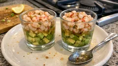 Verrine z awokado i krewetkami – szybka przystawka w szklance z oliwą czosnkową