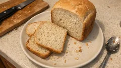 Chleb z wypiekacza na program szybki – prosty bochenek, który zawsze się udaje