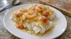 Dorsz na parze w kokosowym curry z krewetkami – kremowy sos w jednym garnku