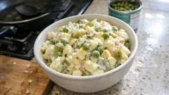 Sałatka ziemniaczana z groszkiem i ogórkiem konserwowym – prosta i zawsze się udaje