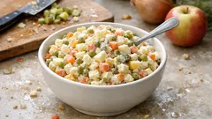 Sałatka jarzynowa po zagłębiowsku – trik z obranymi ogórkami robi różnicę