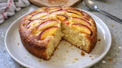 Wilgotne ciasto z brzoskwiniami: proste składniki, miękki efekt po 30 minutach