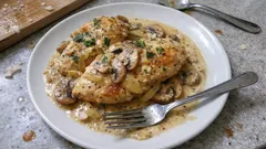 Soczyste piersi z kurczaka z piekarnika w kremowym sosie musztardowym – gotowe w 30 minut